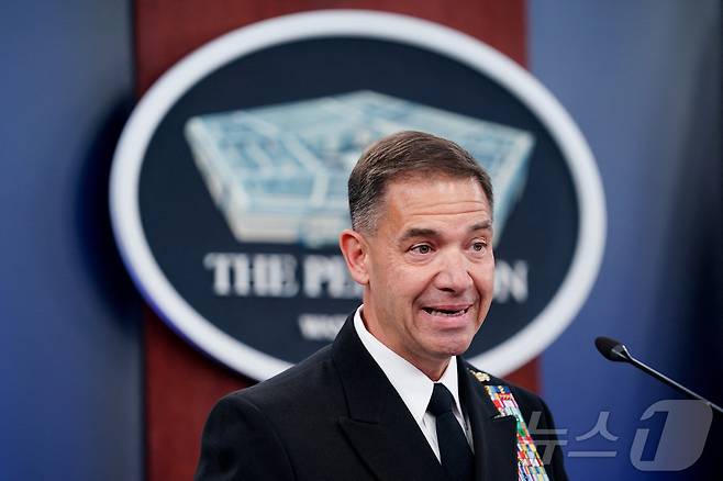 브래드 쿠퍼 미 중부사령관이 16일(현지시간) 워싱턴DC 인근 펜타곤에서 열린 대이란 군사작전 브리핑에서 호르무즈 해협 봉쇄 작전에 참여하고 있는 미군 태세에 대해 설명하고 있다. 2026.04.16. ⓒ 로이터=뉴스1