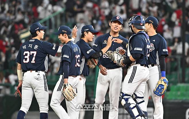 두산 선수들이 14일 문학구장에서 열린 2026 KBO리그 SSG와 경기에서 11-3으로 승리한 뒤 하이파이브를 나누고 있다. 문학 | 박진업 기자 upandup@sportsseoul.com
