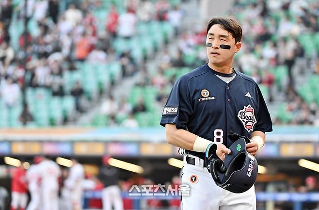 한화에서 두산으로 전격 트레이드 된 손아섭이 14일 문학구장에서 열린 2026 KBO리그 SSG와 1회초 무사 1루 첫 타석에서 볼넷으로 출루한 뒤 득점에는 실패하고 이닝을 마치면서 더그아웃으로 들어가고 있다. 문학 | 박진업 기자 upandup@sportsseoul.com