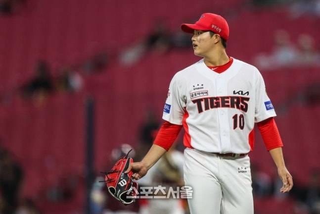 KIA 김태형이 15일 광주-기아 챔피언스 필드에서 열린 2026 KBO리그 정규시즌 키움과 경기에 선발로 나서 이닝을 마친 후 더그아웃으로 내려가고 있다. 사진 | KIA 타이거즈