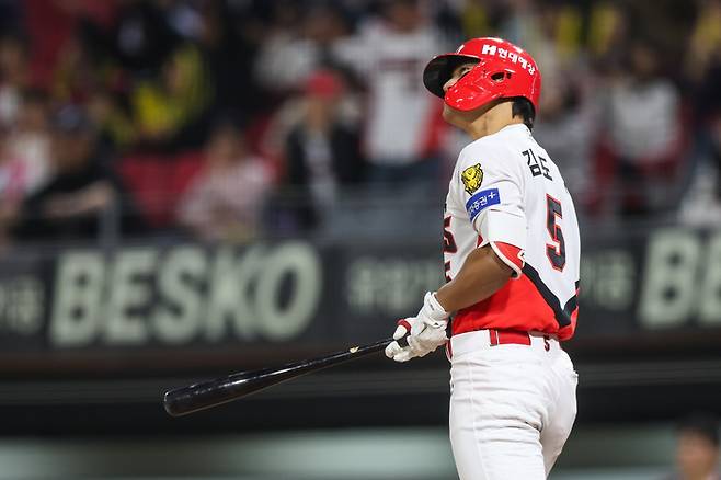 KIA 김도영이 15일 광주-기아 챔피언스 필드에서 열린 2026 KBO리그 정규시즌 키움전에서 7회말 좌월 솔로포를 때린 후 타구를 바라보고 있다. 사진 | KIA 타이거즈