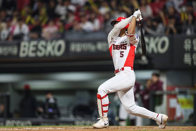 KIA 김도영이 15일 광주-기아 챔피언스 필드에서 열린 2026 KBO리그 정규시즌 키움전에서 7회말 좌월 솔로포를 때리고 있다. 사진 | KIA 타이거즈