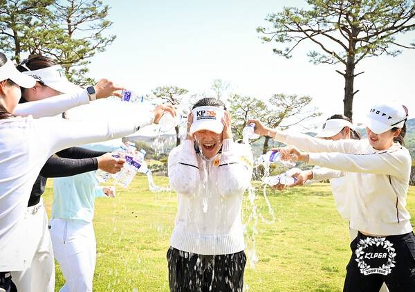 'KLPGA 2026 제주공항렌트카ㆍ백제CC 점프투어 2차전(총상금 3천만 원, 우승상금 450만 원)'에서 홍수민(19,KB금융그룹)이 우승했다. (KLPGA 2026 제주공항렌트카ㆍ백제CC 점프투어 2차전 우승자 홍수민이 축하를 받고 있다). /사진=KLPGA