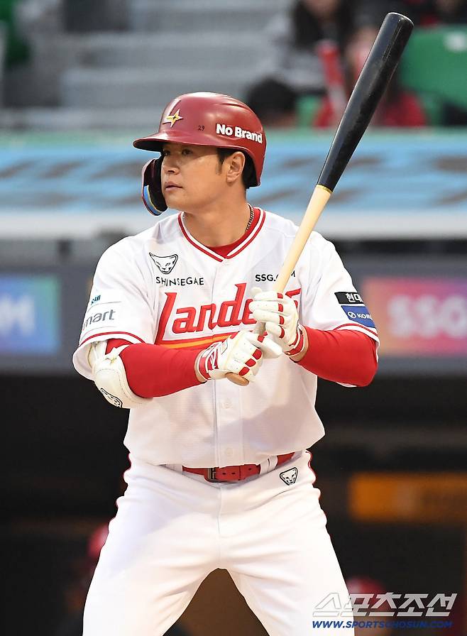 14일 인천 SSG랜더스필드에서 열린 SSG와 두산의 주중 3연전 첫 번째 경기. 타격하고 있는 SSG 김재환. 인천=송정헌 기자songs@sportschosun.com/2026.04.14/