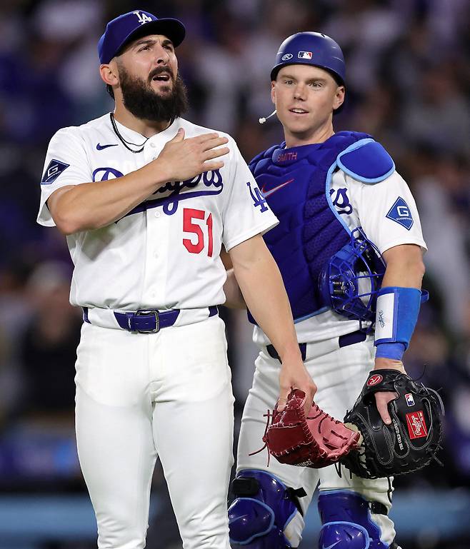 LOS ANGELES, CALIFORNIA - APRIL 14: Alex Vesia #51 and Will Smith #16 of the Los Angeles Dodgers celebrate a 2-1 win against the New York Mets at Dodger Stadium on April 14, 2026 in Los Angeles, California.   Ronald Martinez/Getty Images/AFP (Photo by RONALD MARTINEZ / GETTY IMAGES NORTH AMERICA / Getty Images via AFP)







<저작권자(c) 연합뉴스, 무단 전재-재배포, AI 학습 및 활용 금지>
