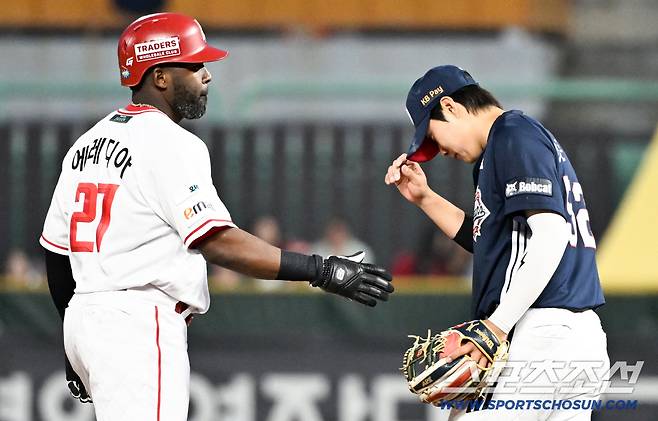 15일 인천SSG랜더스필드에서 열린 SSG와 두산의 경기. 3회말 무사 1루 폭투를 틈타 2루에 진루한 에레디아와 2루수 박준순이 인사를 나누고 있다. 인천=박재만 기자 pjm@sportschosun.com