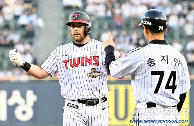 14일 잠실구장에서 열린 LG와 롯데의 경기. LG 오스틴이 안타를 날린 뒤 환호하고 있다. 잠실=박재만 기자 pjm@sportschosun.com/2026.04.14/