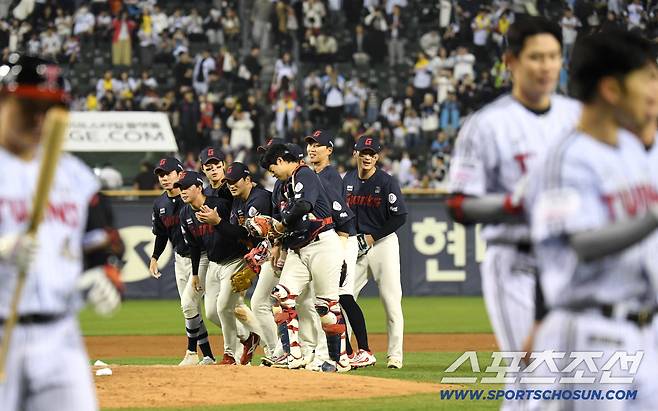 15일 잠실구장에서 열린 LG와 롯데의 주중 3연전 두 번째 경기. 롯데가 LG에 승리했다. 경기 종료 후 승리의 기쁨을 나누고 있는 롯데 선수들. 잠실=송정헌 기자songs@sportschosun.com/2026.04.15/