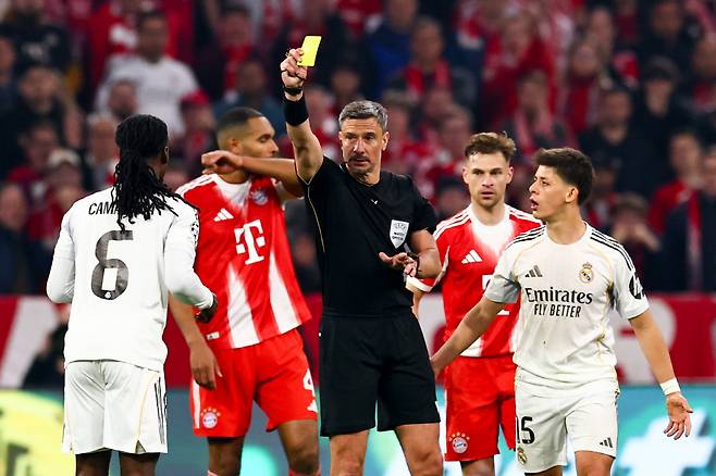 epa12892614 Referee Slavko Vincic (C) shows yellow card to Eduardo Camavinga (L) of Real Madrid during  the UEFA Champions League quarter-finals, 2nd leg match FC Bayern Munich against Real Madrid, in Munich, Germany, 15 April 2026.  EPA/ANNA SZILAGYI







<저작권자(c) 연합뉴스, 무단 전재-재배포, AI 학습 및 활용 금지>