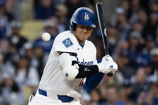 Los Angeles Dodgers' Shohei Ohtani is hit by a pitch during the first inning of a baseball game against the New York Mets in Los Angeles, Monday, April 13, 2026. (AP Photo/Kyusung Gong)







<저작권자(c) 연합뉴스, 무단 전재-재배포, AI 학습 및 활용 금지>