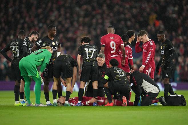 Liverpool's Hugo Ekitike lies injured during the Champions League quarterfinal second leg soccer match between Liverpool and Paris Saint-Germain in Liverpool, England, Tuesday, April 14, 2026. (AP Photo/Jon Super)
<저작권자(c) 연합뉴스, 무단 전재-재배포, AI 학습 및 활용 금지>
