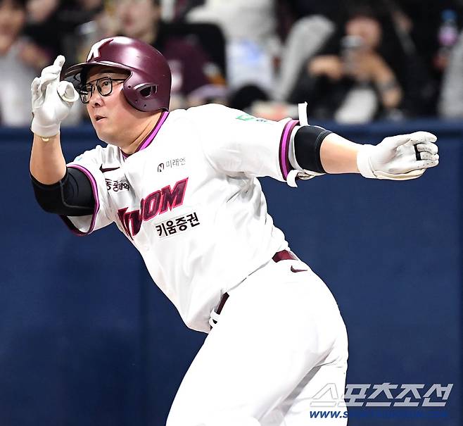 3일 고척돔에서 열린 KBO리그 키움과 LG의 경기. 5회말 안타를 날리고 있는 키움 안치홍. 고척=송정헌 기자songs@sportschosun.com/2026.04.03/