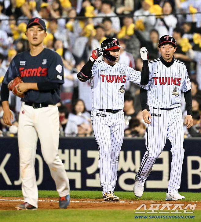 16일 잠실구장에서 열린 LG와 롯데의 경기. LG 오지환이 안타를 날린 뒤 숨을 고르고 있다. 잠실=박재만 기자 pjm@sportschosun.com/2026.04.16/