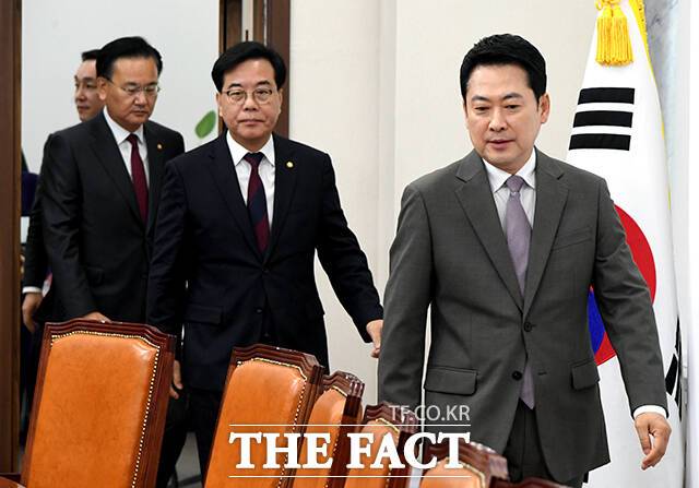 당내에서는 한 전 대표에 맞설 뚜렷한 '대항마'가 보이지 않는다는 공감대 속에 무공천부터 복당·단일화 요구까지 잇따르고 있다. 오른쪽은 장동혁 대표./박상민 기자