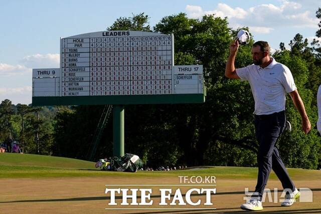 스코티 셰플러가 18번홀에서 퍼팅을 마무리한 뒤 갤러리들의 환호에 답례하고 있다./AP.뉴시스