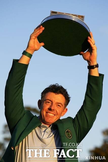 마스터스 2연패를 달성한 맥길로이가 시상식에서 우승 트로피를 들고 환호하고 있다. /AP.뉴시스