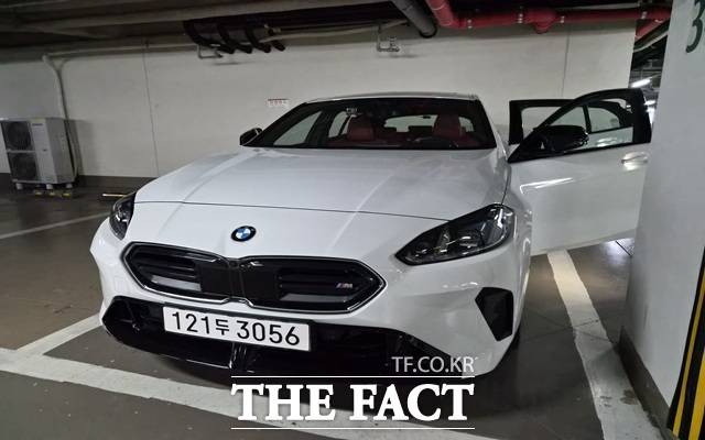 '오승혁의 팩트 DRIVE'는 최근 iX2와 M135를 연달아 시승하면서 BMW가 취재진에게 열망이 생길 수 밖에 없는 물음을 던지는 산신령처럼 보이는 마법을 경험했다. BMW M135. /서울 마포구=오승혁 기자-