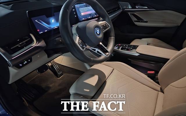 BMW iX2 내부 공간 모습. X 시리즈 중에 2라도 X는 X다. 꽤 괜찮은 실내 공간을 보여준다. /서울 마포구=오승혁 기자