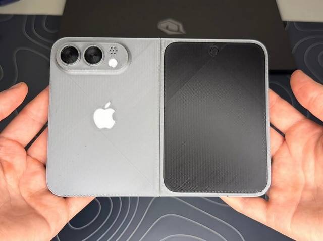 애플의 폴더블 아이폰 예상 렌더링 이미지. /IT팁스터 아이스유니버스 X 게시글 갈무리