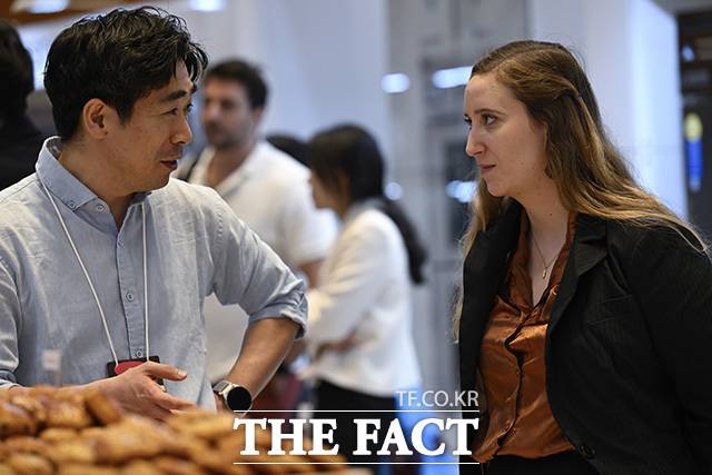 참여 업체 관계자가 바이어와 대화를 나누고 있다.