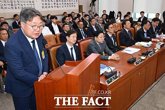 방용철 전 쌍방울 부회장이 2019년 7월 필리핀에서 북한 대남공작원 리호남을 만났다고 증언했으나 해당 접촉에 대해 통일부에 신고한 사실은 없었던 것으로 확인됐다. 사진은 방 전 부회장이 지난 14일 국회에서 열린 윤석열 정권 정치검찰 조작기소 의혹 사건 진상규명 국정조사특별위원회 전체회의에 참석해 질의에 답변하는 모습. /국회=김성렬 기자