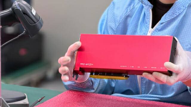 퓨리오사AI가 TSMC로부터 인도받은 RNGD 칩을 기반으로 카드 양산 출하작업을 거치고 있다.(사진=퓨리오사 AI)