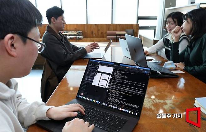 오파크의 한 개발자가 AI 에이전트를 활용해 사용자 경험 반응성 테스트와 기능 테스트를 동시에 진행하고 있다. 김혜린 오파크 대표는 AI 에이전트가 개발자 4명 정도의 업무 역량을 보여줘 타 프로젝트와 동시에 업무를 진행할수 있게 되었다고 말했다. 윤동주 기자