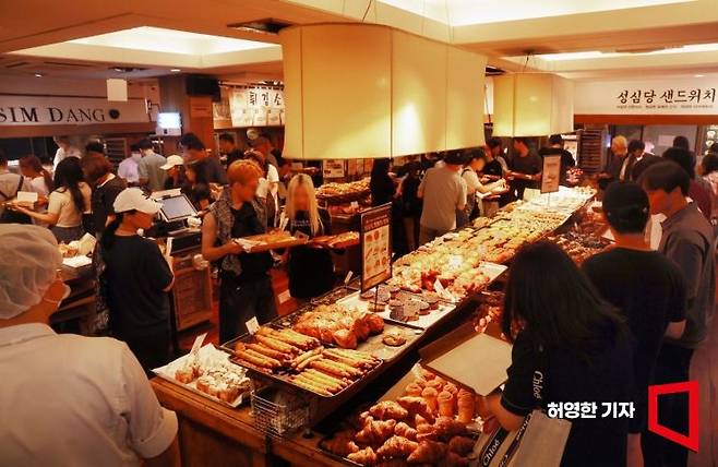 대전의 대표 명소가 된 성심당에서 고객들이 빵을 고르고 있다. 사진=허영한