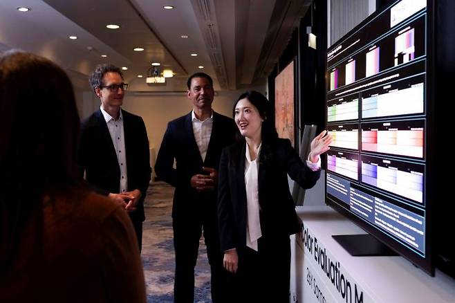 독일 프랑크푸르트에서 열린 삼성전자 '2026 유럽 테크세미나'에서 참석자들이 삼성전자의 차별화된 화질을 체험하고 있다. 삼성전자.