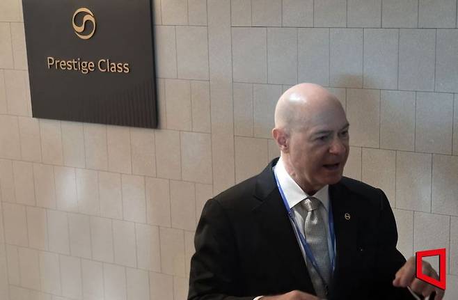 데이빗 페이시 대한항공 기내식기판 및 라운지 부문 부사장이 15일 인천국제공항 T2에 마련된 대한항공 프레스티지 서편 라운지에서 기자들의 질문에 답하고 있다. 최영찬 기자