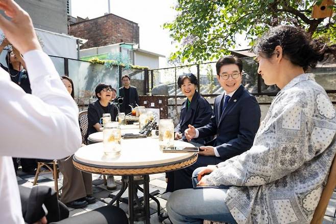 정원오 더불어민주당 서울시장 후보가 15일 오전 '서울인(人)터뷰'의 첫 일정으로 서울 종로구 북촌을 방문해 지역 소상공인들과 간담회를 진행했다. 정원오 후보 캠프