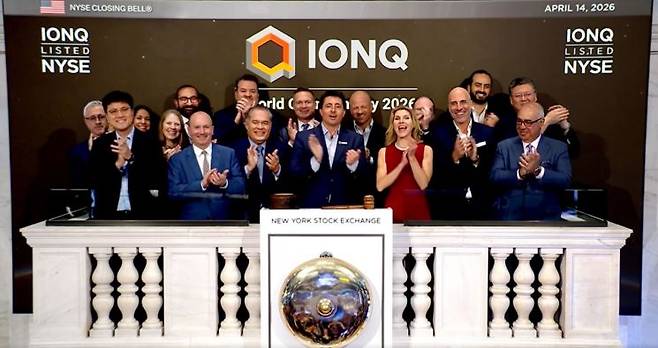 윤지원 SDT 대표(왼쪽 첫 번째)가 아이온큐 회장 겸 최고경영자인 니콜로 데 마시(중앙)와 함께 미국시간 14일 오후 뉴욕증권거래소에서 폐종을 울리고 있다. SDT