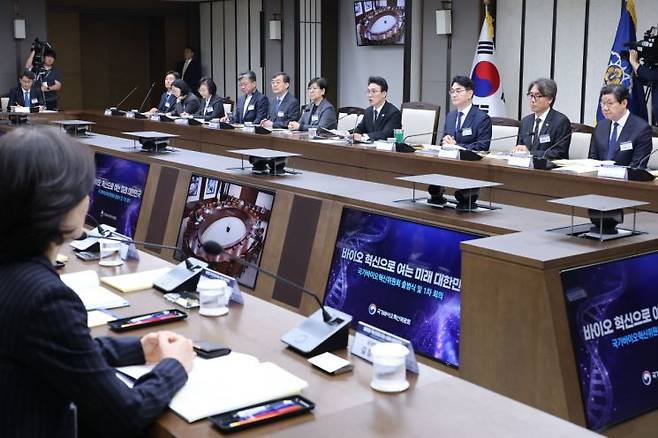 국가바이오혁신위원회 위원장인 김민석 국무총리가 16일 세종시 정부세종청사에서 첫 회의를 주재하고 있다. 2026.4.16 연합뉴스    utzza@yna.co.kr