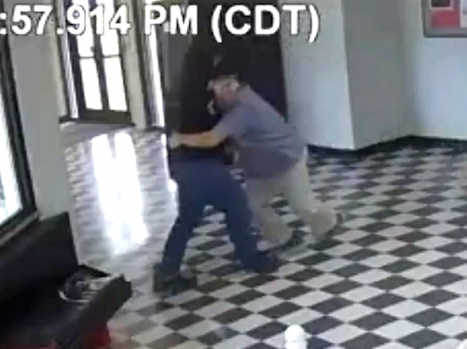 총기를 들고 침입한 졸업생을 맨몸으로 저지한 미국의 한 고등학교 교장. 엑스(X·옛 트위터)