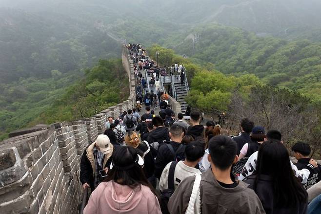 중국 베이징 인근 만리장성 구간을 방문한 관광객들. EPA 연합뉴스