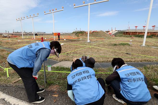 부실한 유해수색에 분노한 유가족들도 재수색 첫날인 13일 오전 사고현장에서 유해를 찾고 있다./김영근 기자