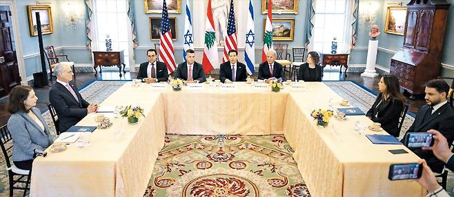 美 중재로… 33년 만에 마주한 이스라엘·레바논  마코 루비오(중앙 테이블 가운데) 미국 국무장관이 14일 워싱턴DC 국무부 청사에서 나다 하마데 모아와드(우측 테이블 여성) 주미 레바논 대사와 예히엘 라이터(좌측 테이블 남성) 주미 이스라엘 대사 간 회담을 주재하고 있다. 공식 외교 관계가 없는 이스라엘과 레바논이 고위급 회담을 가진 것은 1993년 이후 처음이다. /AFP 연합뉴스