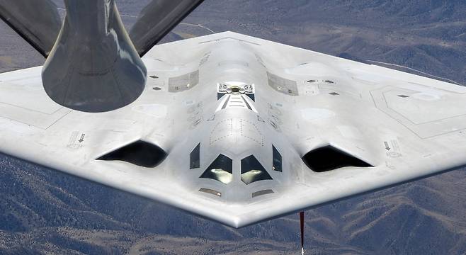 2026년 4월 14일(현지 시각) 미 공군이 차세대 스텔스 폭격기 B-21 레이더의 공중 급유 사진을 전격 공개했다. 그동안  베일에  쌓여 있던 B-21의 상부 모습이 공개된 것은 이번이 처음이다. / 미 공군