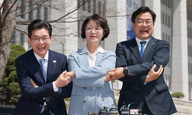 6.3 지방선거 더불어민주당 수도권 광역단체장 후보들이 12일 오전 서울 여의도 국회 소통관 앞 벤치에서 원팀 간담회를 갖고 있다. 이날 정원오 서울시장 후보, 추미애 경기지사 후보, 박찬대 인천시장 후보는 지방선거 승리를 위한 공동 결의문을 발표했다. /박성원 기자