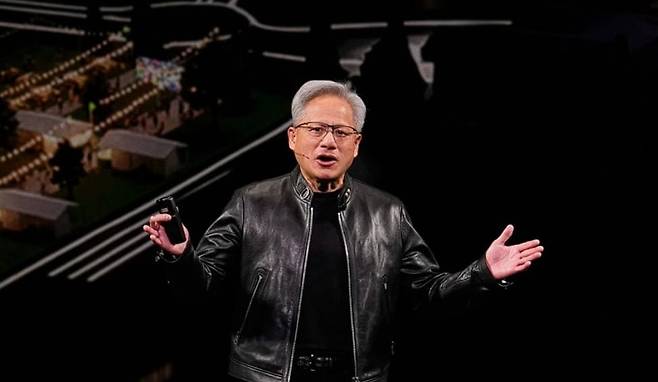 젠슨 황 엔비디아 최고경영자(CEO)가 16일(현지시각) 미국 캘리포니아주 새너제이의 SAP센터에서 연례 개발자회의 'GTC 2026'의 기조연설을 하고 있다. /AP 연합뉴스