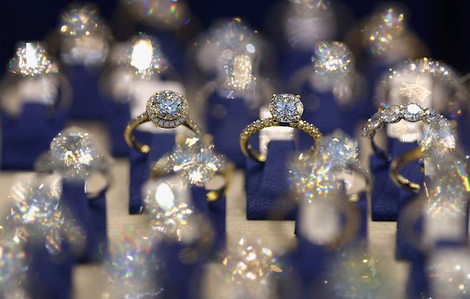 다이아몬드 반지들이 전시돼 있다./ 로이터