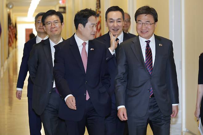 방미 중인 장동혁 국민의힘 대표가 지난 14일(현지시간) 라이언 징키(Ryan Zinke) 하원 외교위 외국무기판매TF 단장을 면담하기 위해 이동하며 김대식 특보단장 등과 대화하고 있다./국민의힘
