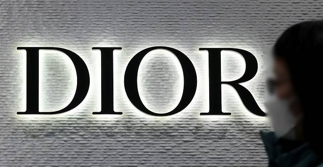 한 디올 매장 앞을 시민이 걸어가고 있다. /뉴스1