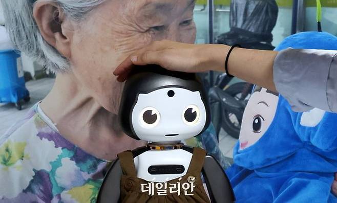 서울 강남구 코엑스에서 열린 스마트라이프위크(SLW)에서 부스 관계자가 돌봄로봇 시연을 하고 있다.ⓒ뉴시스