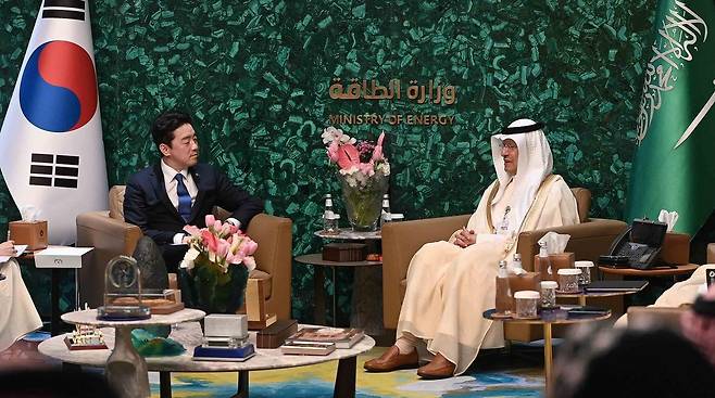 강훈식 대통령비서실장(왼쪽)이 12일(현지 시간) 사우디아라비아를 방문해 압둘아지즈 빈 살만 사우디 에너지부 장관과 면담하고 있다. 사진 출처 강훈식 비서실장 X