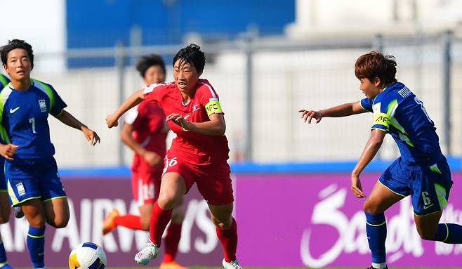 북한  20세 이하(U-20) 여자 축구 대표팀 주장 박옥이(가운데)가 한국 선수들 사이로 돌파를 시도하고 있다. 사진 출처 아시아축구연맹(AFC) 홈페이지