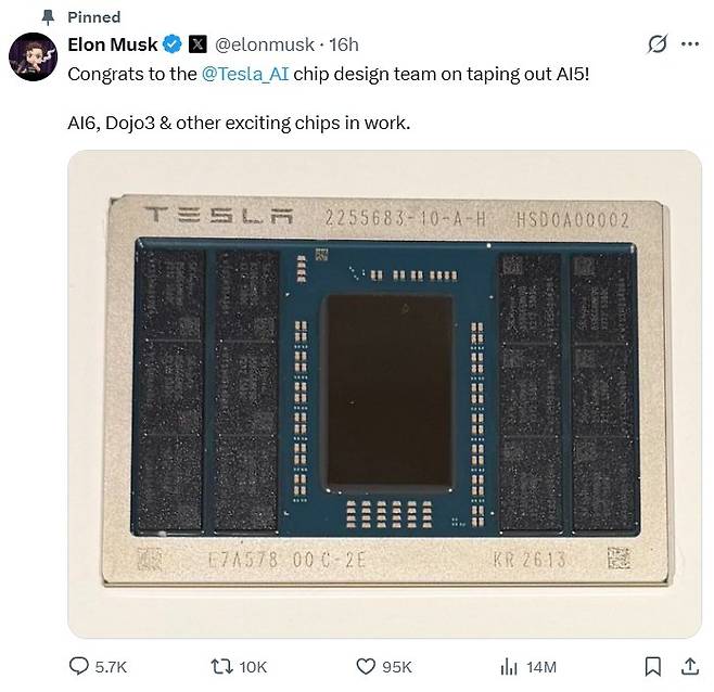 일론 머스크 테슬라 최고경영자(CEO)가 15일(현지시간) 엑스(X)를 통해 새로운 인공지능(AI) 칩 ‘AI5’ 설계를 완료했다며 공개한 칩 사진. ⓒ뉴시스
