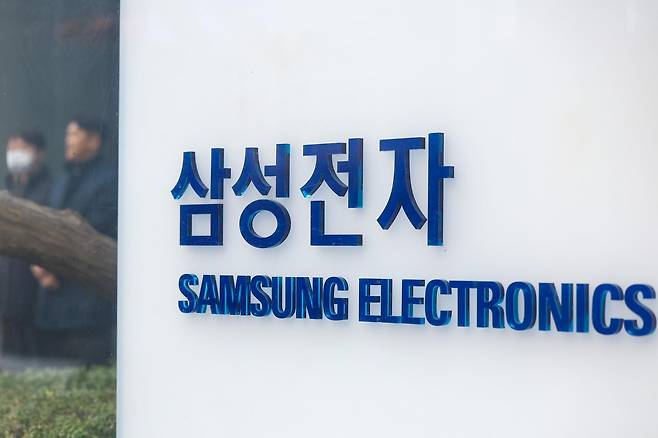 삼성전자 노동조합이 조합원을 대상으로 진행한 쟁의행위 찬반 투표가 찬성률 93.1%로 가결된 지난달 18일 서울 삼성전자 서초사옥 모습. 조합은 쟁의권을 확보함에 따라 이달 23일 경기 평택에서 투쟁 결의대회를 진행한 후 5월21일부터 6월7일까지 18일간 총파업을 진행할 예정이다. 뉴시스