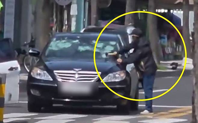 50대 남성 A 씨가 아내가 탄 차량의 앞유리를 고무망치로 내려치고 있다. SNS 갈무리.