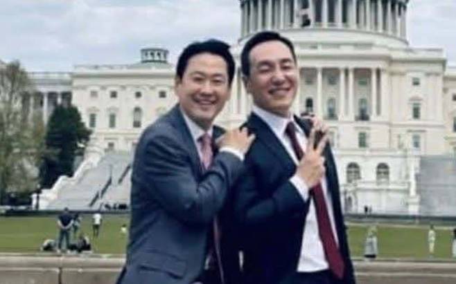 국민의힘 장동혁 대표와 김민수 최고위원이 미국 워싱턴DC 의사당을 배경으로 찍은 사진. 김종혁 국민의힘 전 최고위원 SNS 캡처